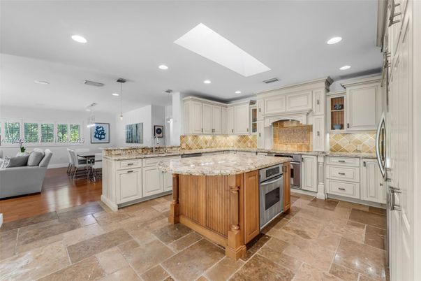 Dining room, Interior, Kitchen, Living room, Pendant Lights, Recessed Lighting, Stainless Steel Appliances