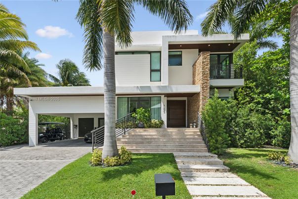 Backyard, Exterior, Facade, Modern