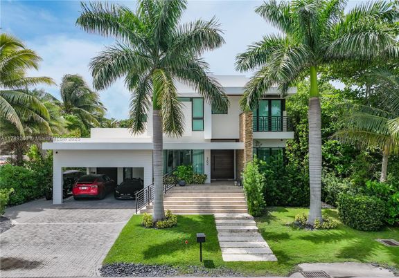 Backyard, Exterior, Facade, Modern