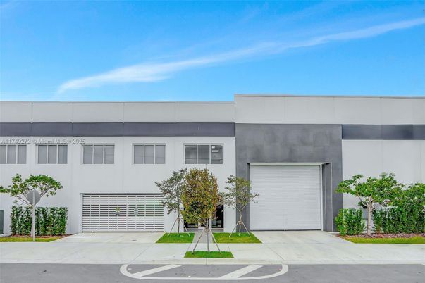 Attached, Exterior, Facade, Modern