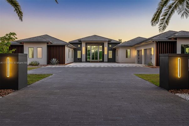 Exterior, Facade, Ranch