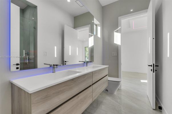 Bathroom, Dual Sink Vanities, Interior, Recessed Lighting