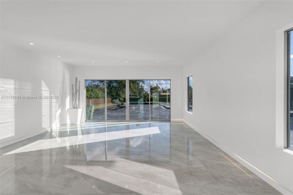 Empty room, Interior, Recessed Lighting