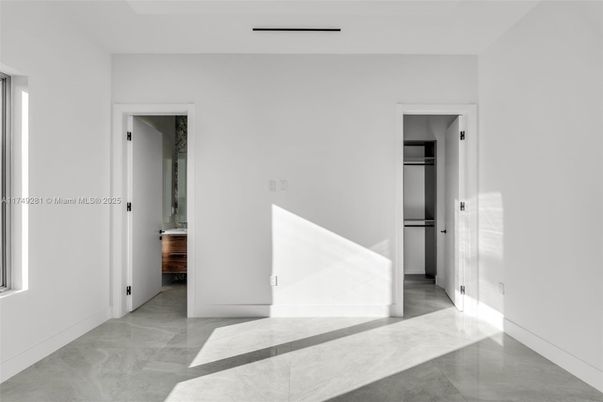 Empty room, Interior
