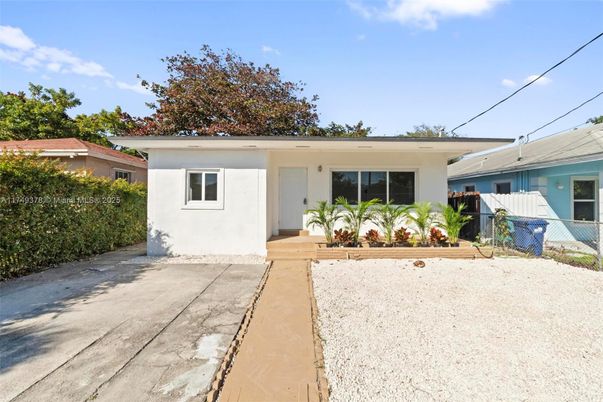 Backyard, Exterior, Facade, Ranch