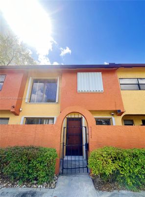 Exterior, Facade, Rowhouse