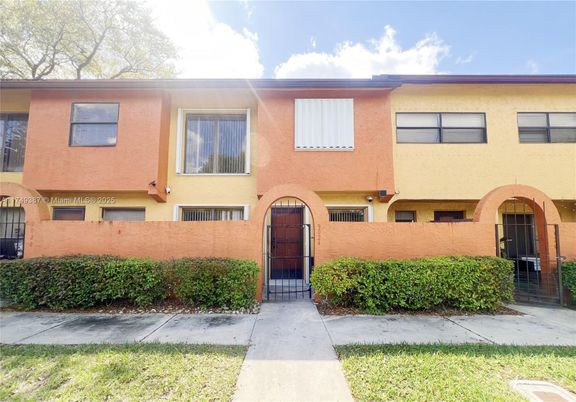 Exterior, Facade, Rowhouse