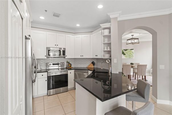 Dining room, Interior, Kitchen, Pendant Lights, Recessed Lighting, Stainless Steel Appliances