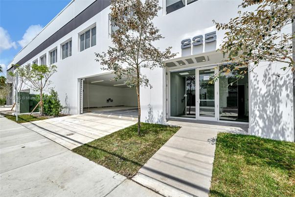 Exterior, Facade, Modern
