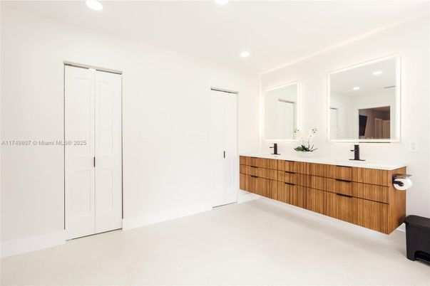 Bathroom, Dual Sink Vanities, Interior, Recessed Lighting