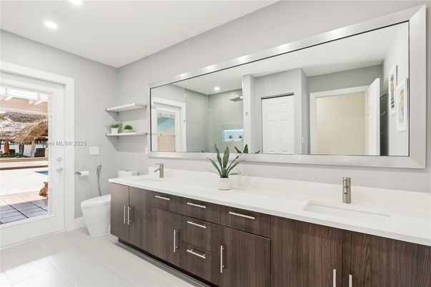 Bathroom, Dual Sink Vanities, Interior, Recessed Lighting