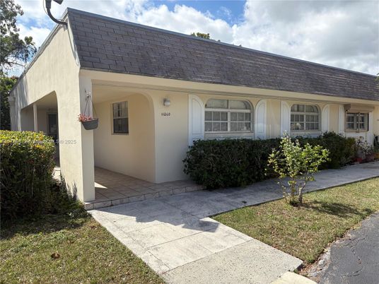 Exterior, Facade, Ranch