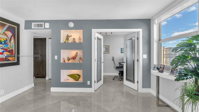 Home Office, Interior
