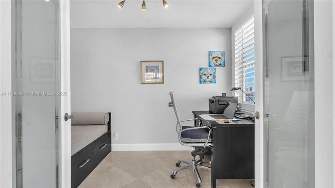 Home Office, Interior
