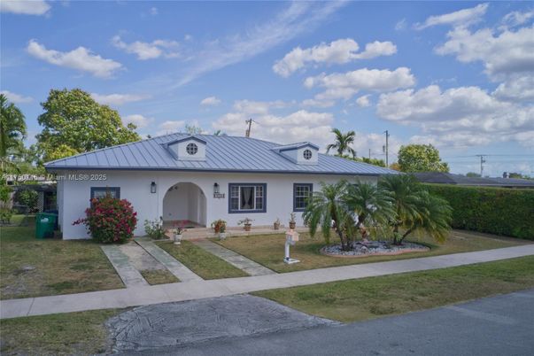 Backyard, Exterior, Facade, Ranch