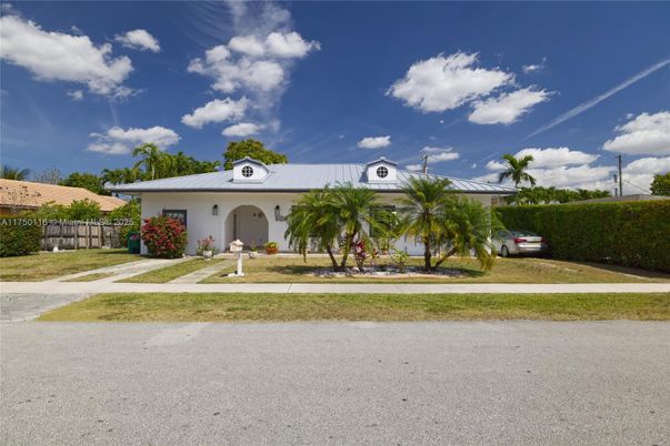 Exterior, Facade, Ranch