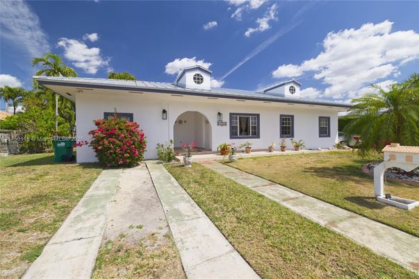 Exterior, Facade, Ranch