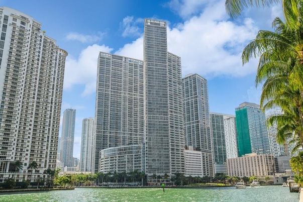 Exterior, Facade, Lake, Highrise