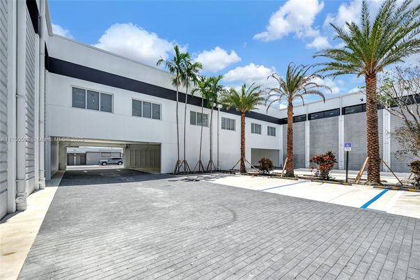 Attached, Exterior, Facade, Modern