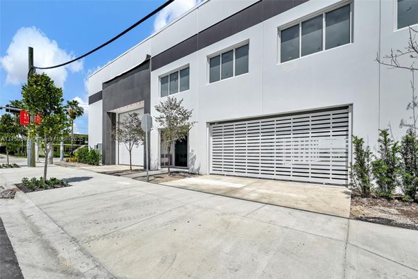 Attached, Exterior, Facade, Modern