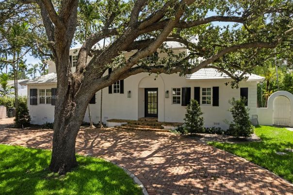 Exterior, Facade, Ranch