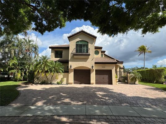 Attached, Exterior, Facade, Mediterranean