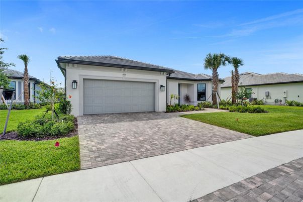 Attached, Exterior, Facade, Ranch