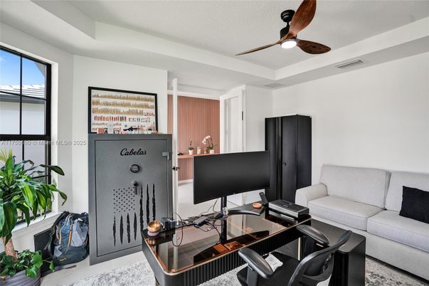 Home Office, Interior