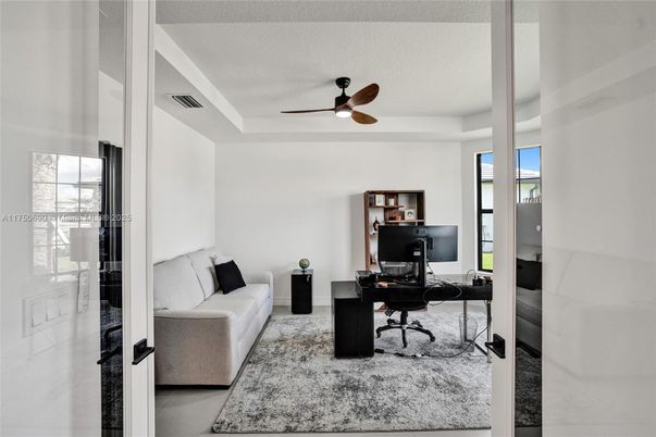 Home Office, Interior