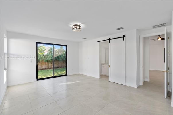 Empty room, Interior
