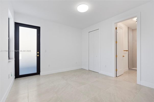 Empty room, Interior