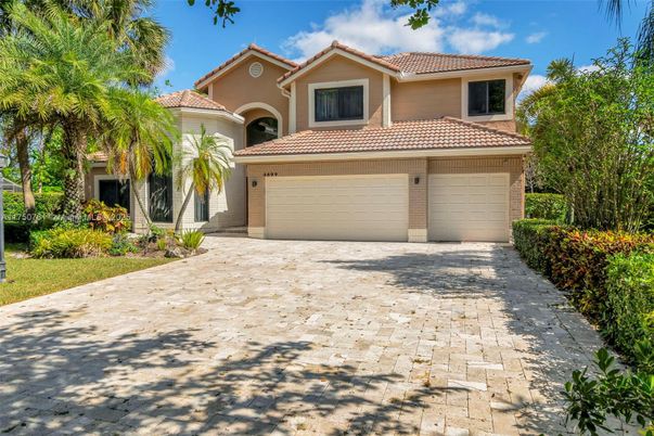 Attached, Exterior, Facade, Mediterranean