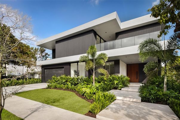 Backyard, Exterior, Facade, Modern