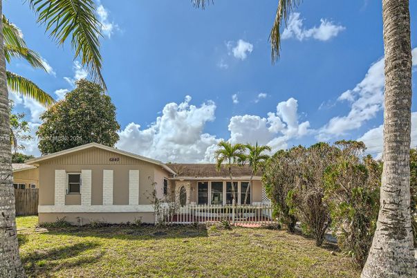 Backyard, Exterior, Facade, Ranch