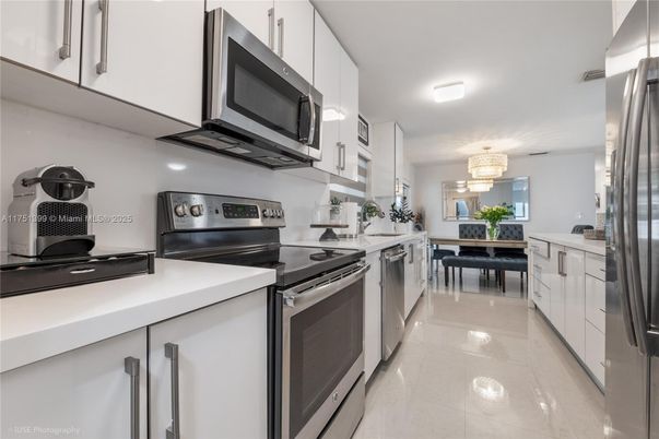 Chandelier, Dining room, Interior, Kitchen, Stainless Steel Appliances