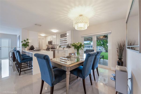 Chandelier, Dining room, Interior, Kitchen, Stainless Steel Appliances
