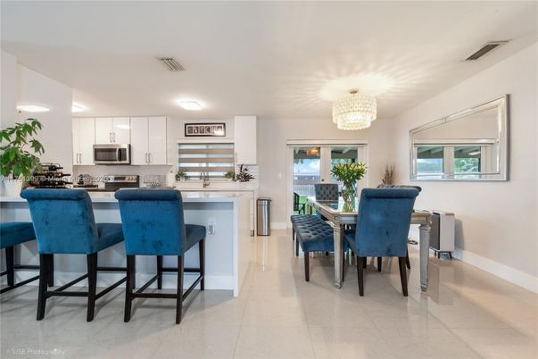 Chandelier, Dining room, Interior, Kitchen, Stainless Steel Appliances