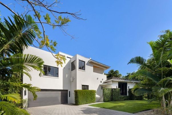 Attached, Exterior, Facade, Modern