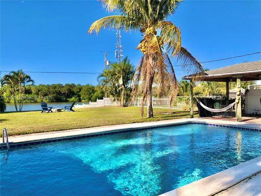 Exterior, Pool