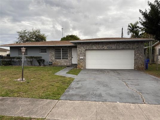 Attached, Exterior, Facade, Ranch