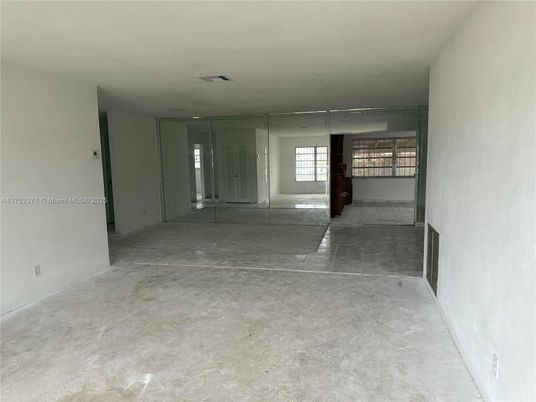 Empty room, Interior