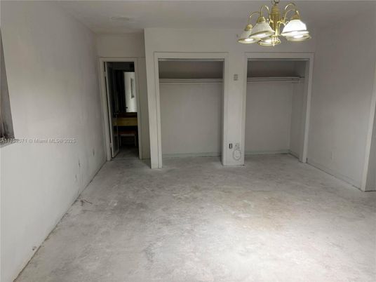Empty room, Interior