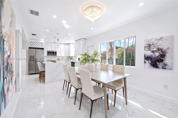 Chandelier, Dining room, Interior, Kitchen, Marble, Pendant Lights, Recessed Lighting, Stainless Steel Appliances