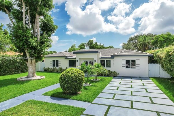 Backyard, Exterior, Facade, Ranch