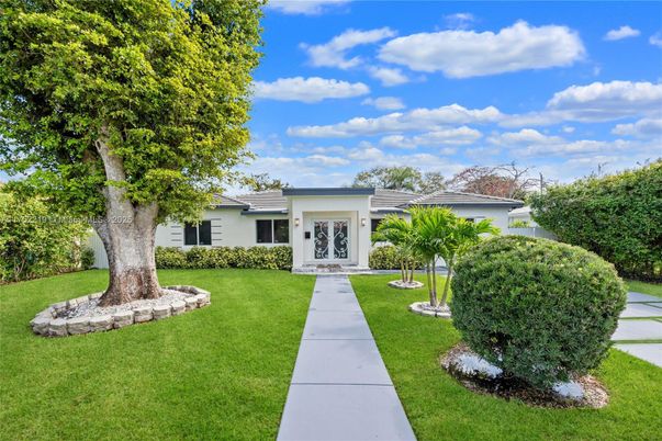 Backyard, Exterior, Facade, Ranch