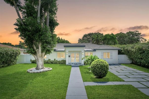 Backyard, Exterior, Facade, Ranch