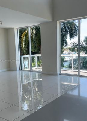 Empty room, Interior, Water