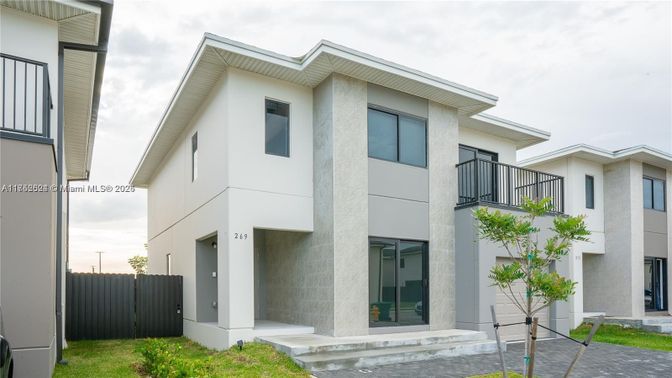 Exterior, Facade, Modern