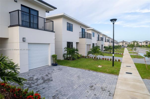 Attached, Backyard, Exterior, Facade, Modern
