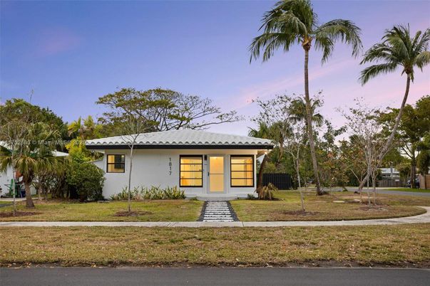 Backyard, Exterior, Facade, Ranch